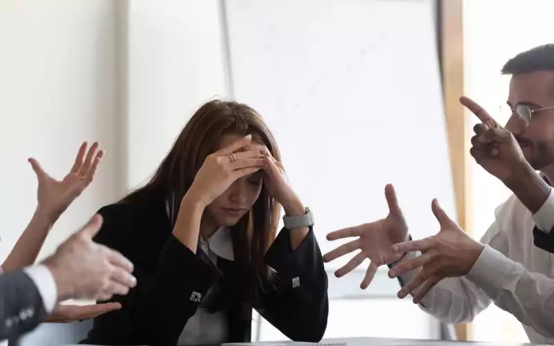 causas de los riesgos psicosociales