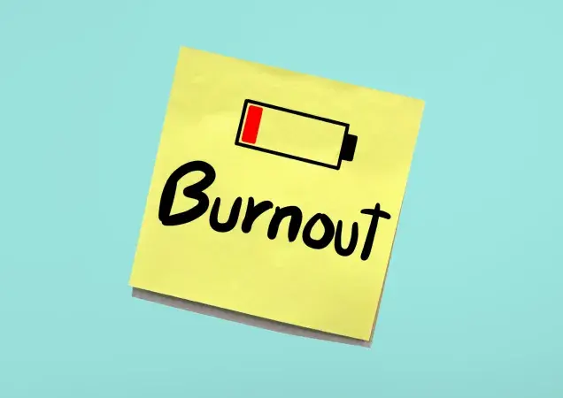 ¿Qué es el burnout y cómo puedes evitarlo cuando trabajas y estudias?